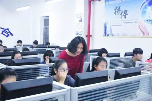 电子商务专业的学生考研