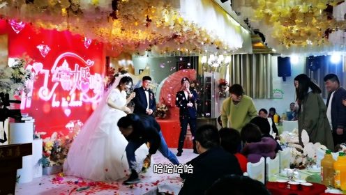 95后海底捞办婚礼，餐费仅花2万多，浪漫创意成新潮流